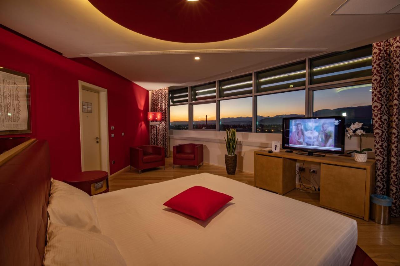 Hotel Glamour Басано дел Грапа Екстериор снимка