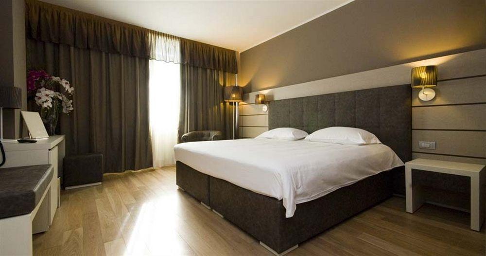 Hotel Glamour Басано дел Грапа Екстериор снимка