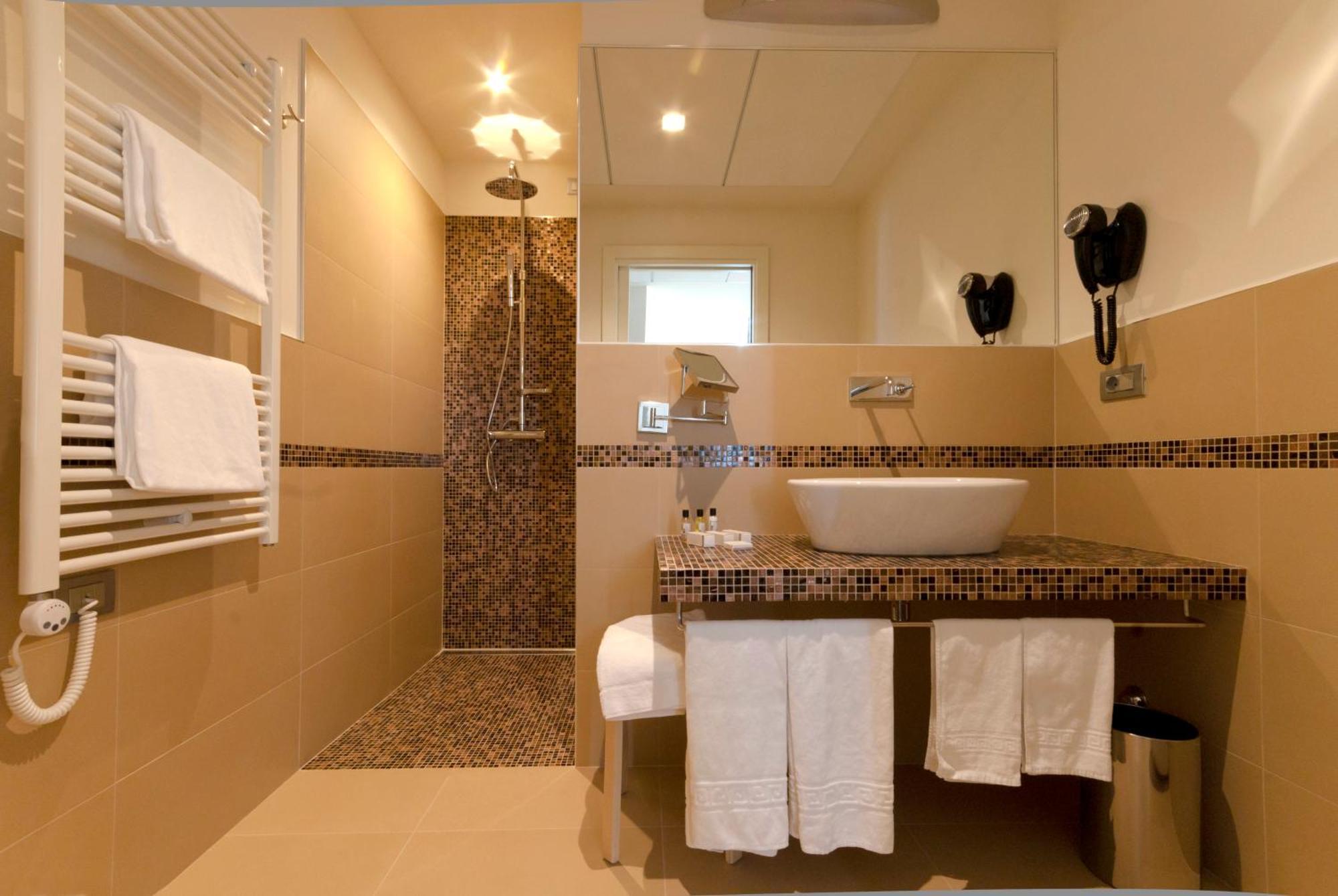 Hotel Glamour Басано дел Грапа Стая снимка